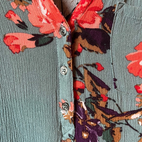 Market & Spruce tank with button trim and pocket - Picture 6 of 9